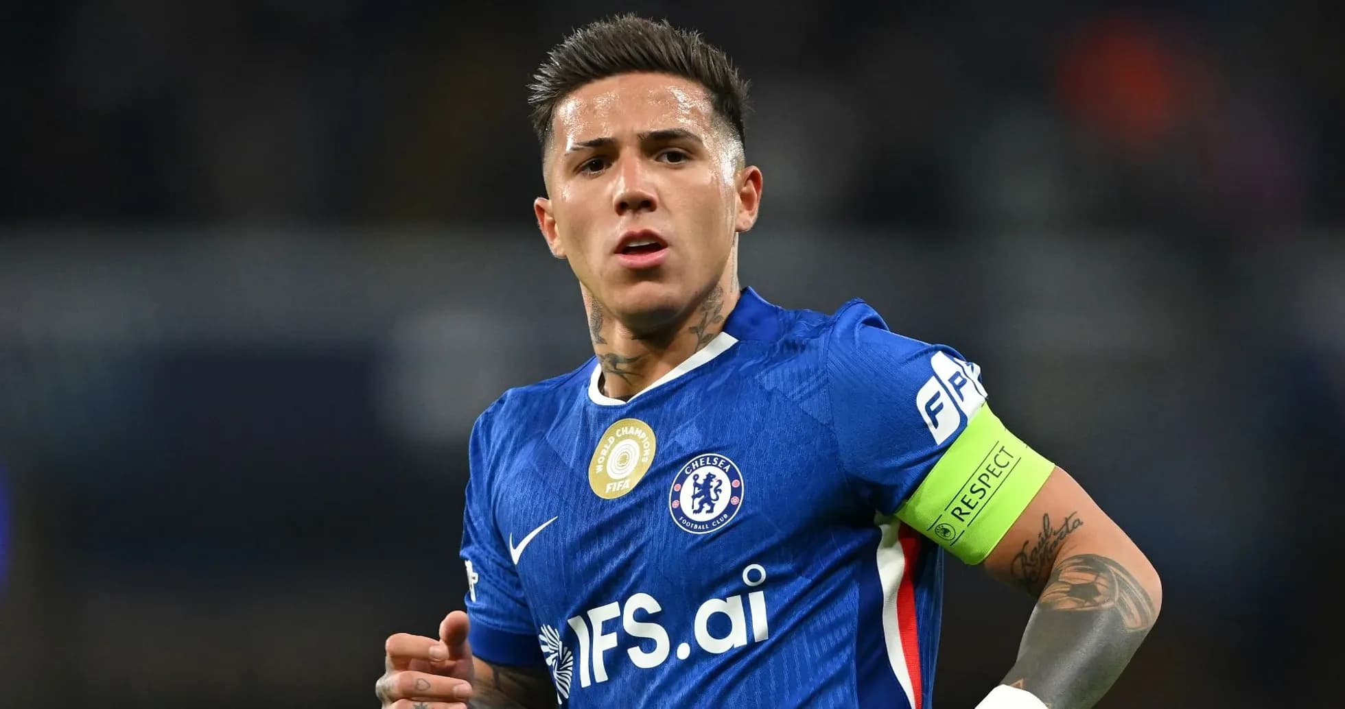 Jugador de Chelsea con cinta de capitán en el campo