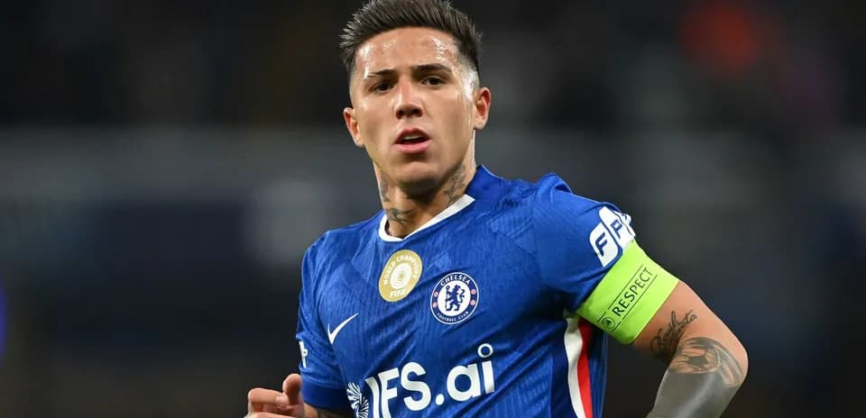 Jugador de Chelsea con cinta de capitán en el campo