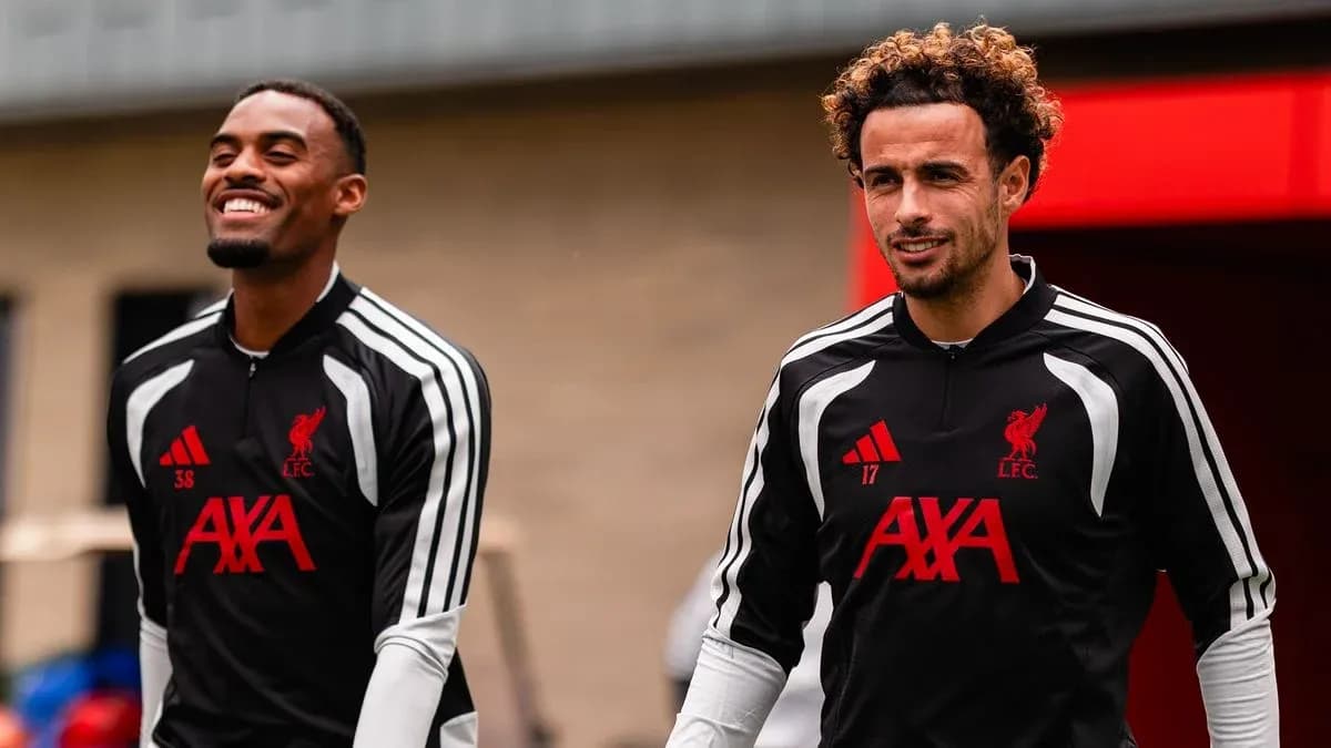 Jugadores de Liverpool entrando al campo de entrenamiento