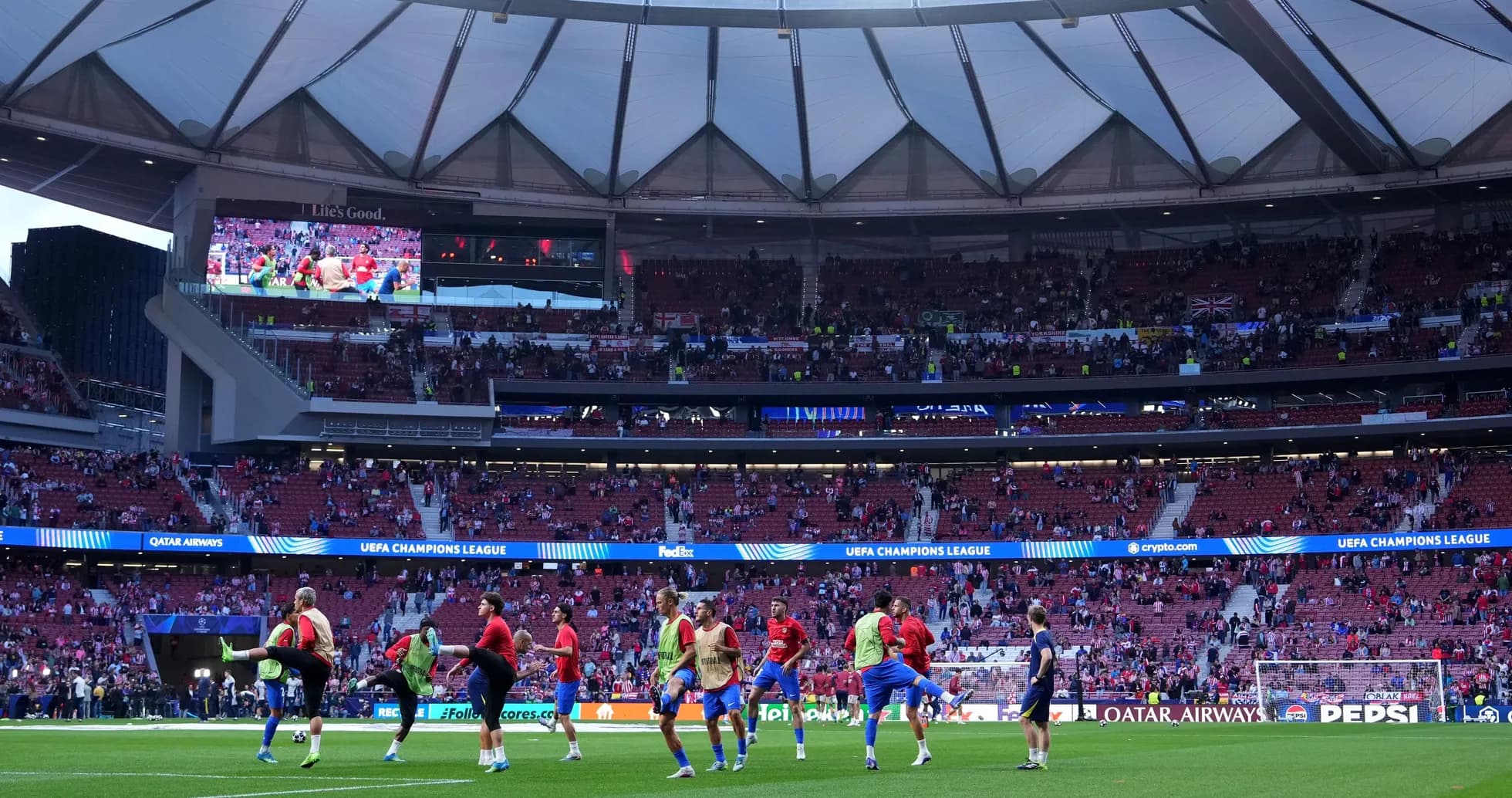 Jugadores calentando en el estadio antes del partido