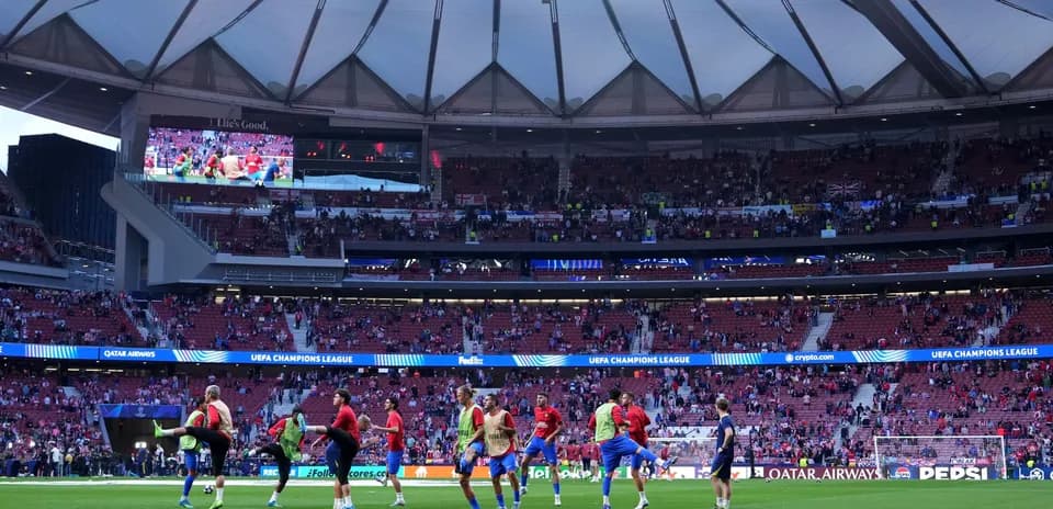Jugadores calentando en el estadio antes del partido