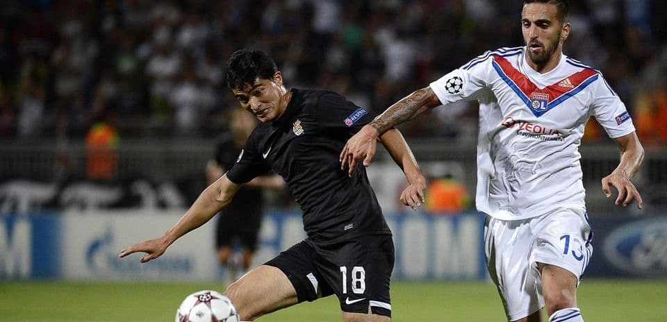 Jugadores de Sparta Praha y Lyon en acción