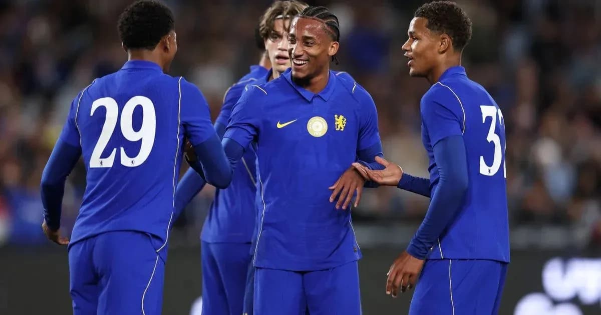 Jugadores de Chelsea celebrando en el campo