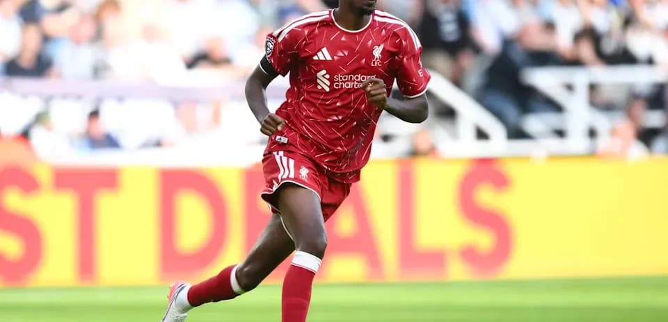 Jugador de Liverpool corriendo en el campo