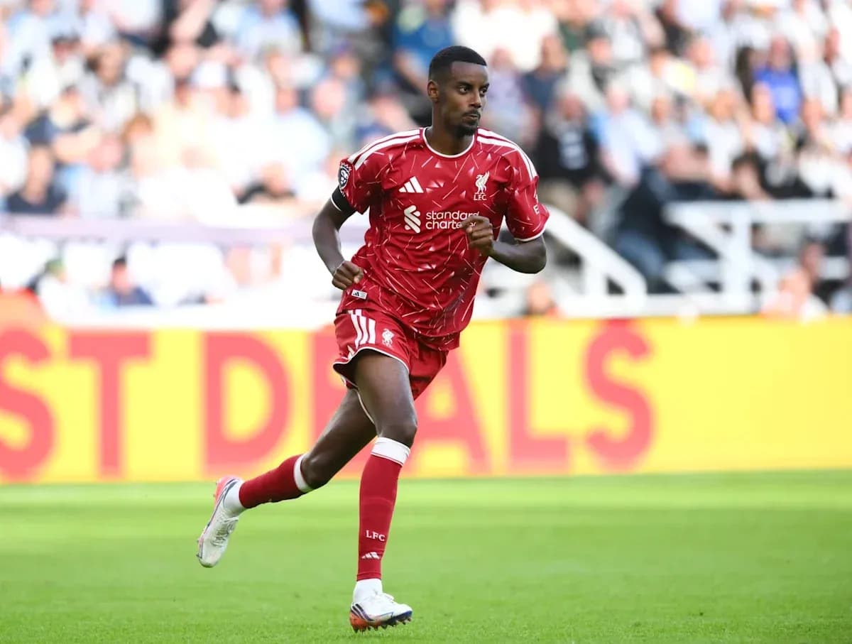 Jugador de Liverpool corriendo en el campo