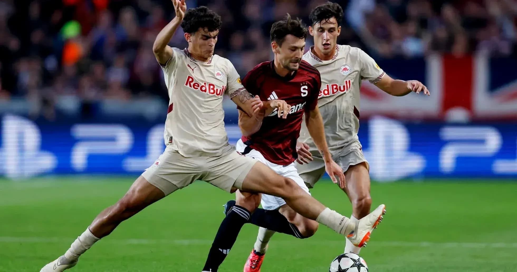 Jugadores de Red Bull Salzburg y Sparta Praha en acción