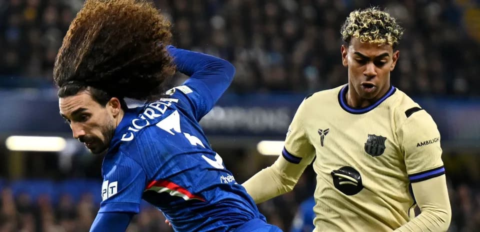 Dos jugadores compitiendo por el balón durante el partido
