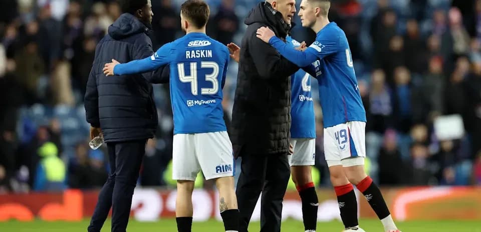 Jugadores de Rangers conversando con el entrenador