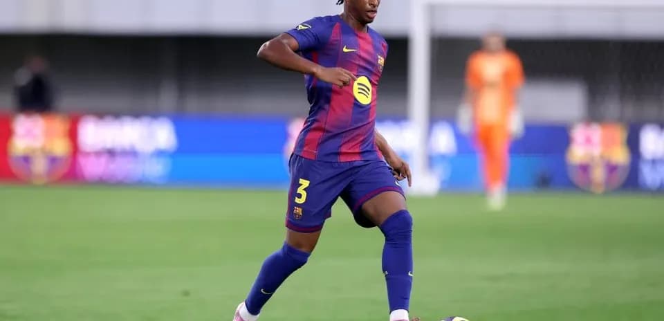 Jugador del Barcelona conduciendo el balón en el campo