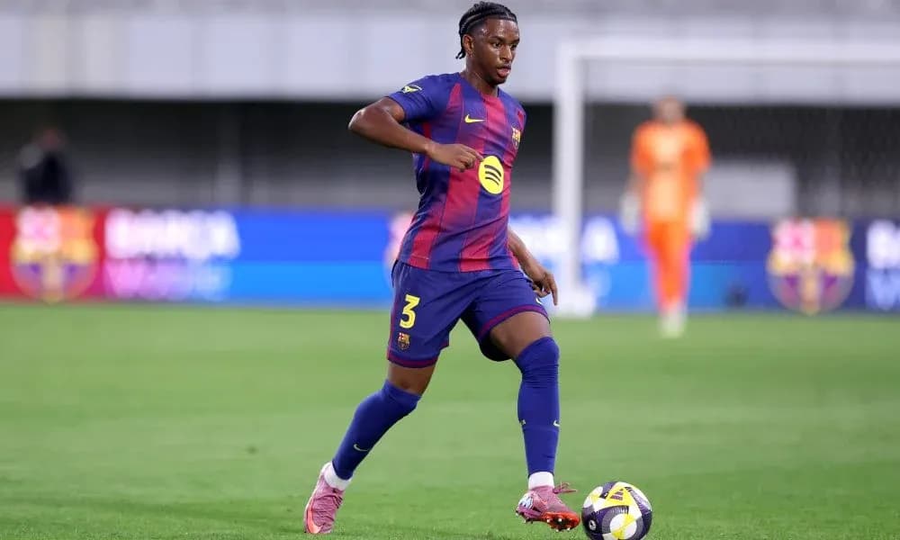 Jugador del Barcelona conduciendo el balón en el campo