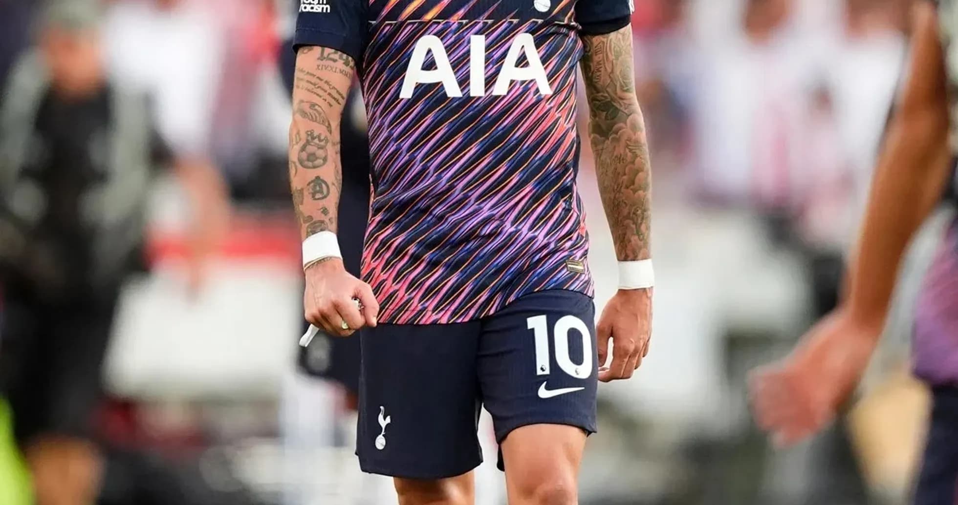 Jugador de Tottenham caminando en el campo de juego