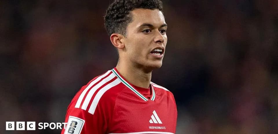 Jugador con camiseta roja durante un partido