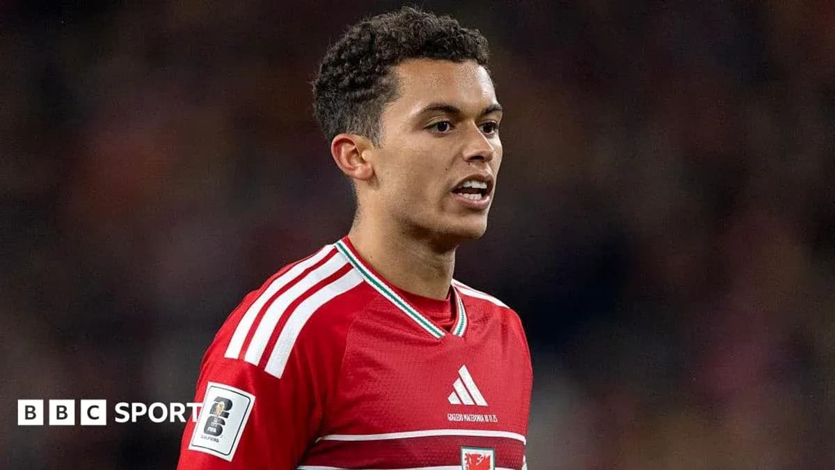 Jugador con camiseta roja durante un partido