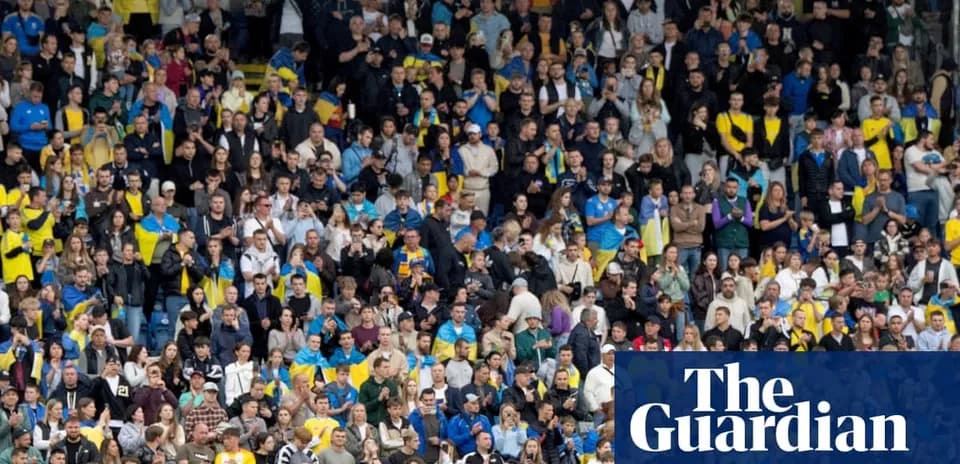 Multitud de aficionados en un estadio durante el partido