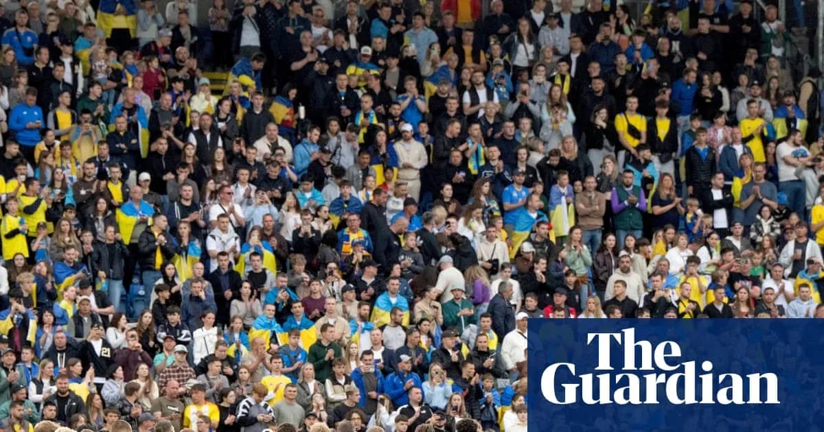 Multitud de aficionados en un estadio durante el partido