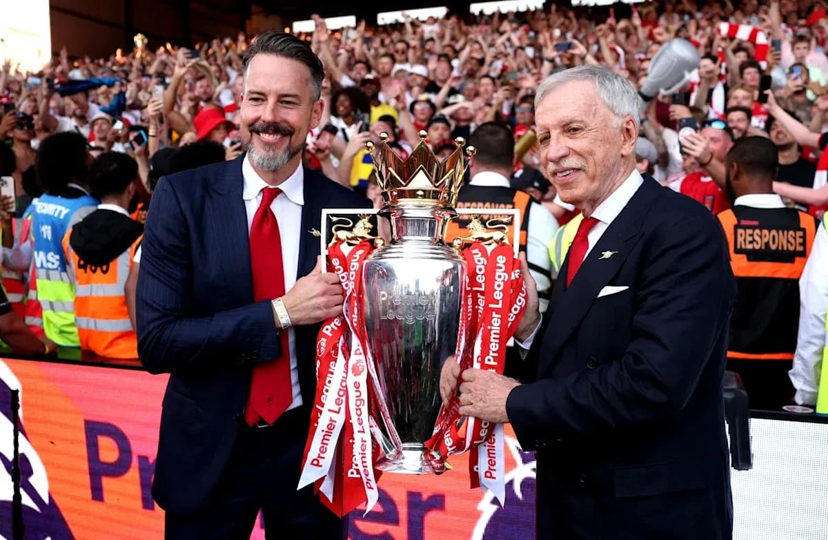 Directivos sosteniendo el trofeo de la Premier League