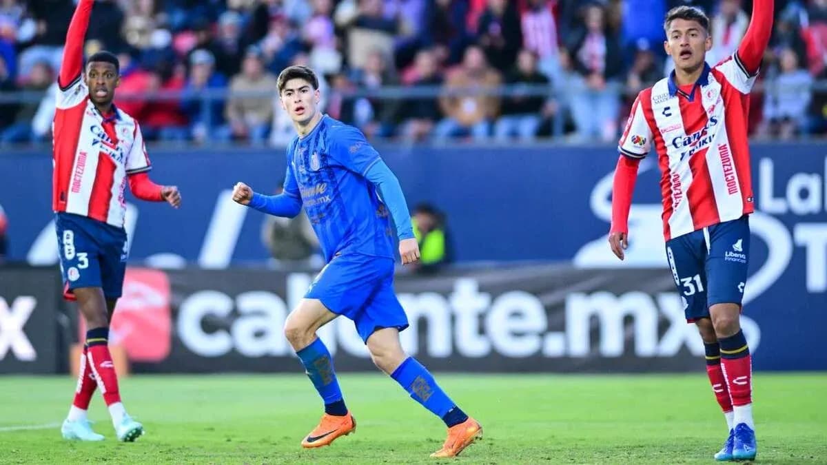 Jugadores de San Luis y Chivas durante el partido