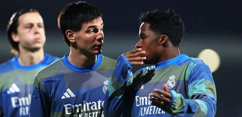 Jugadores de Real Madrid conversando en entrenamiento