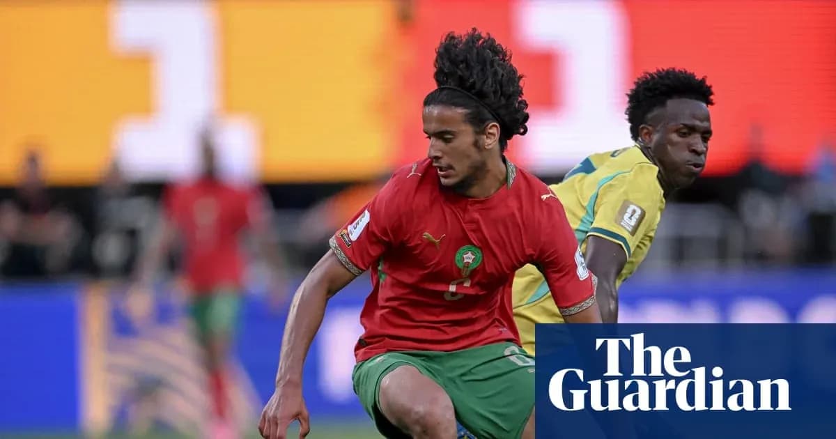 Jugador de Marruecos driblando a oponente durante partido
