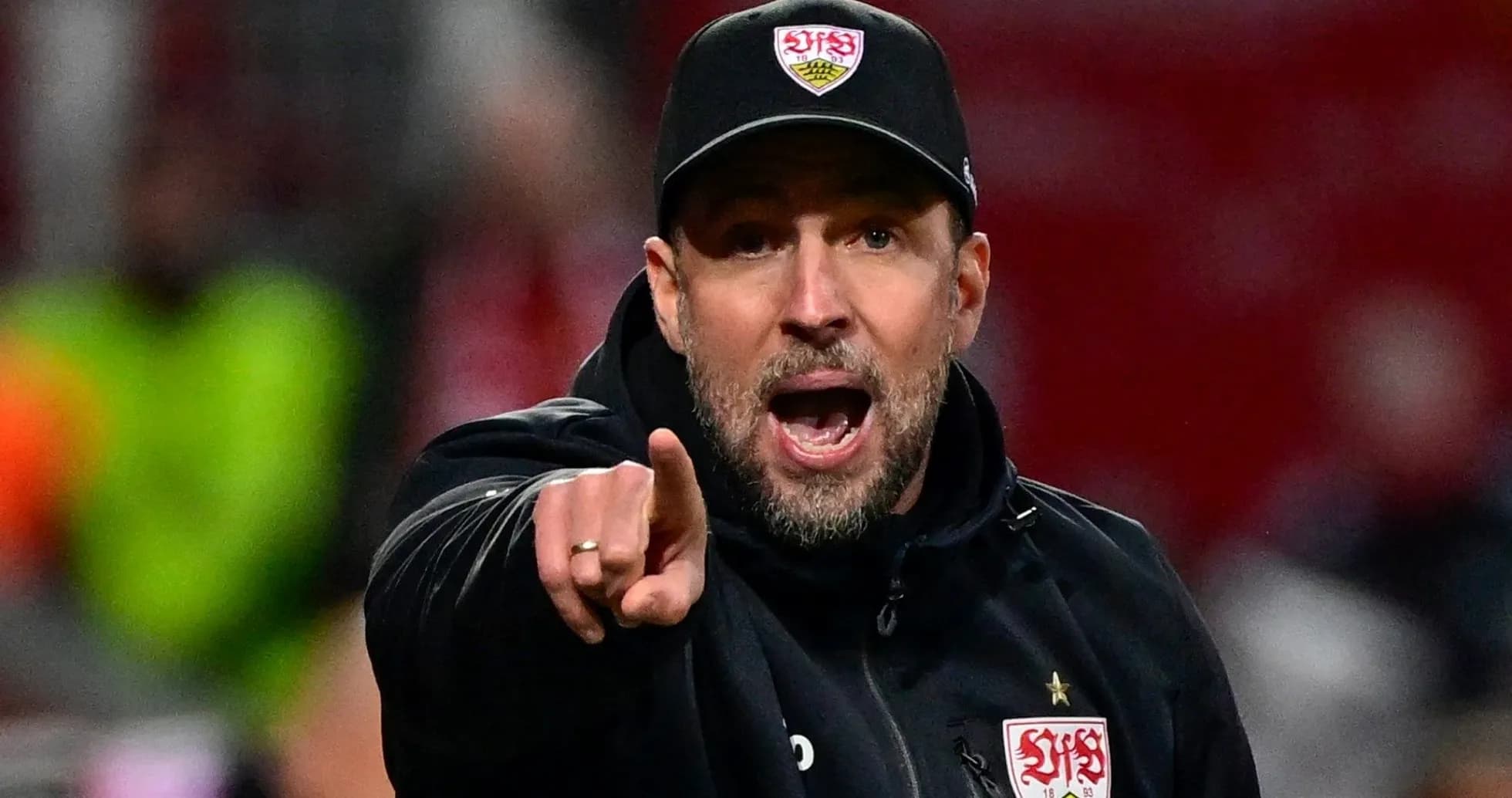 Entrenador señalando durante un partido de fútbol