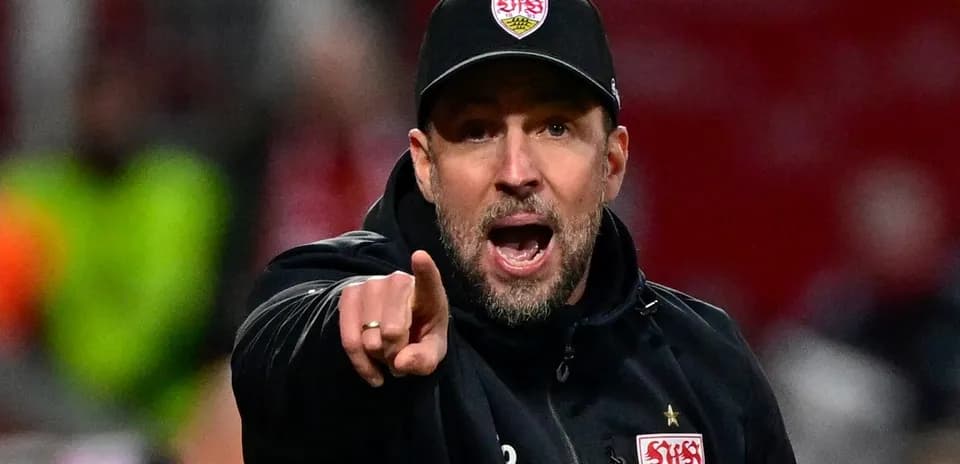 Entrenador señalando durante un partido de fútbol