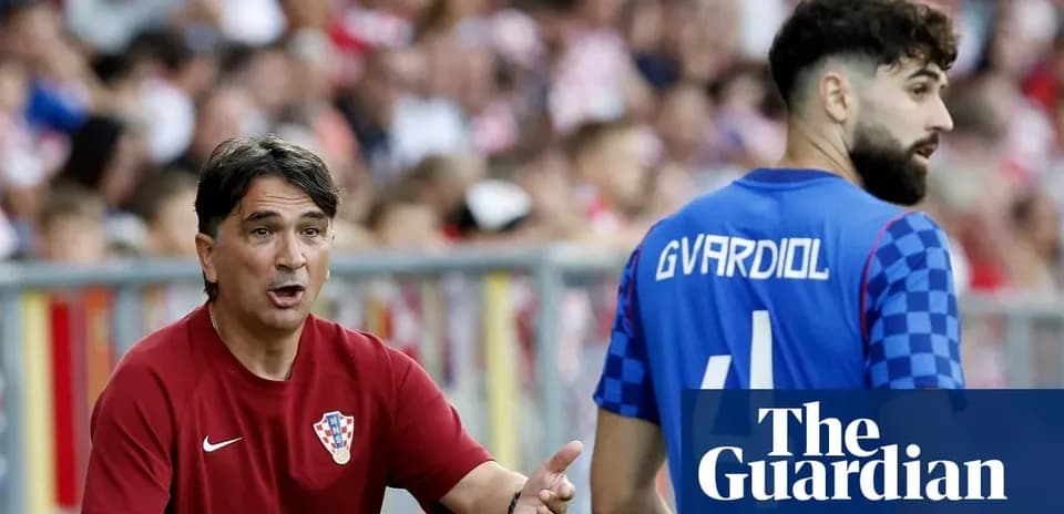 Entrenador de Croacia hablando con jugador en partido