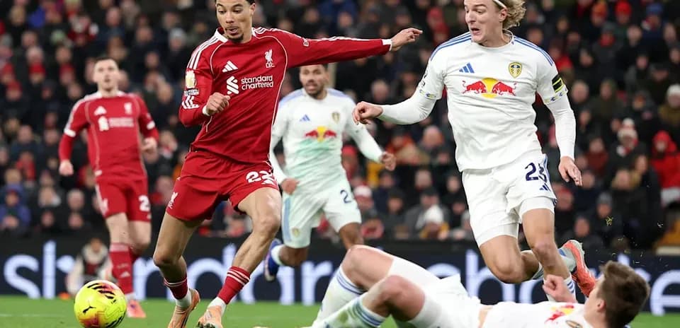 Jugador de Liverpool driblando ante jugadores de Leeds