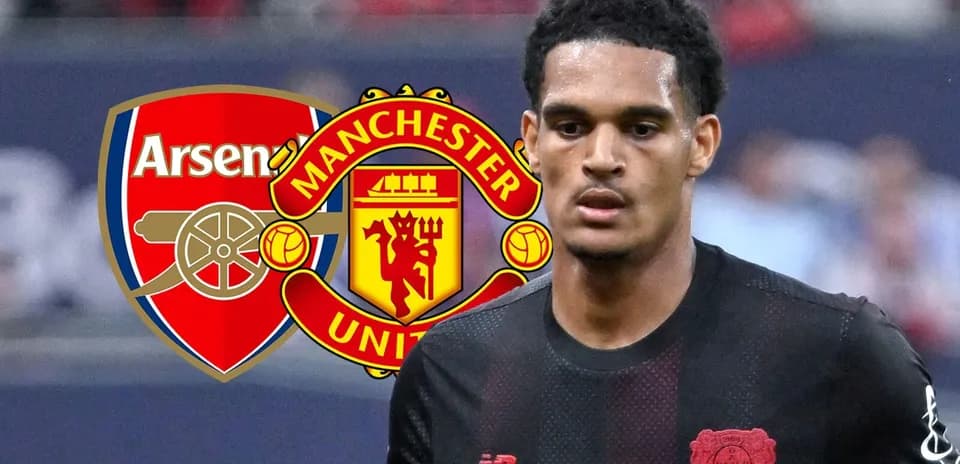 Jugador en primer plano con logos de Arsenal y Manchester United