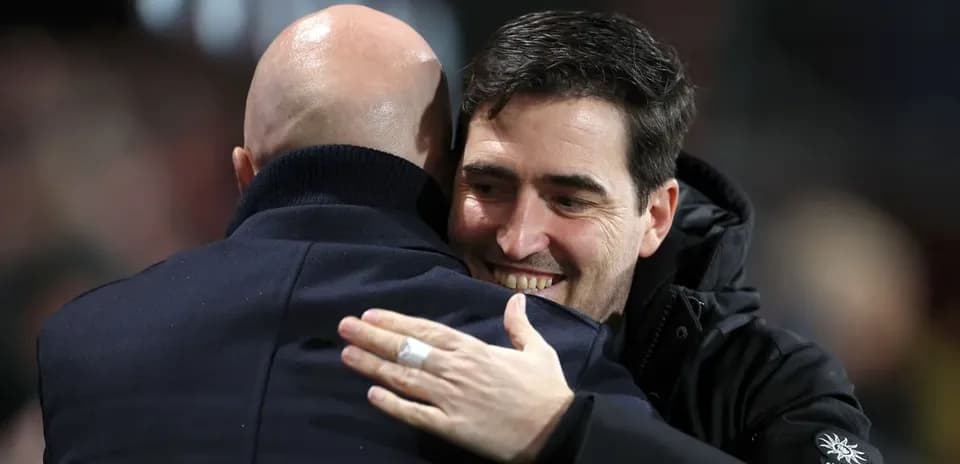 Entrenadores abrazándose tras un partido