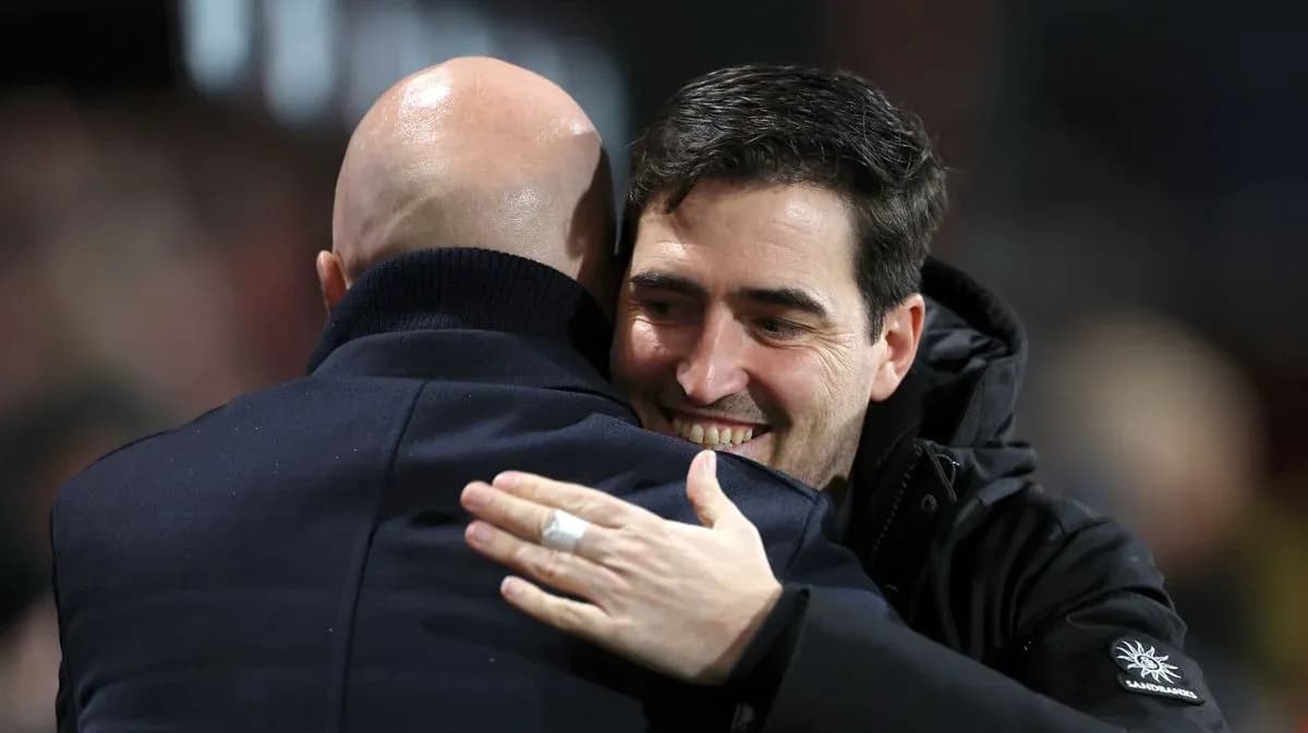 Entrenadores abrazándose tras un partido