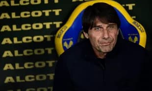 Entrenador sentado en el banquillo durante el partido