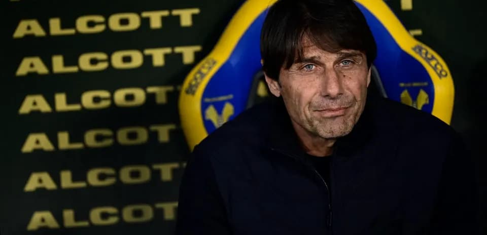 Entrenador sentado en el banquillo durante el partido