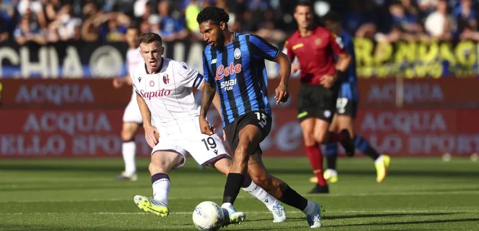 Jugador de Atalanta driblando a oponente de Bologna