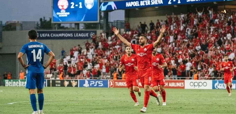 Jugador de Hapoel Beer Sheva celebra un gol