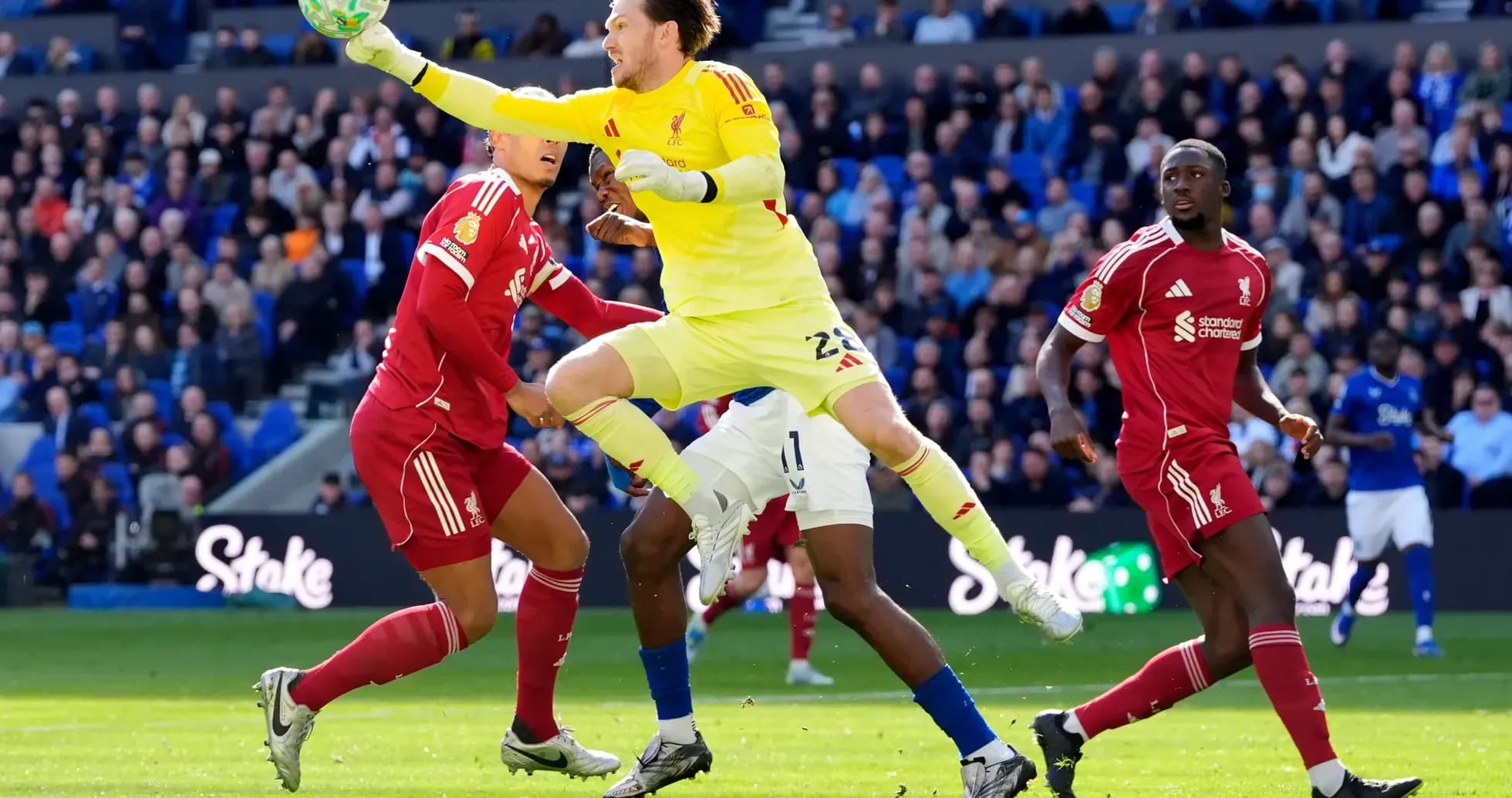 Portero de Liverpool atrapando el balón en el partido