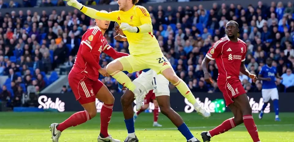 Portero de Liverpool atrapando el balón en el partido