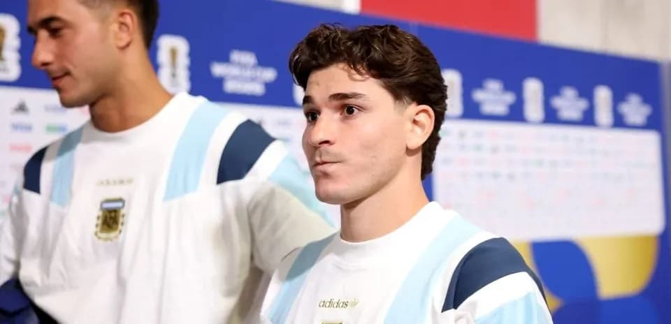 Jugadores argentinos en la zona mixta antes del partido