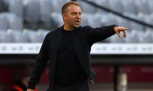 Entrenador dirigiendo instrucciones desde la línea de banda