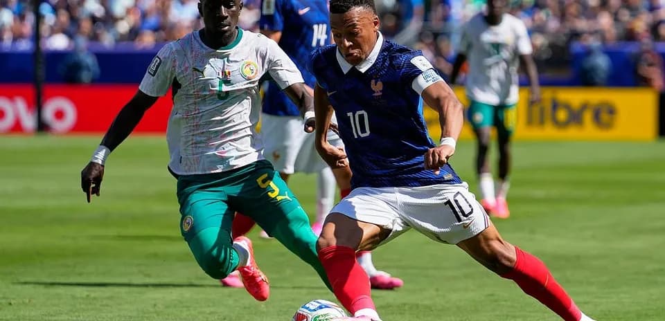 Jugador de Francia y Senegal en acción