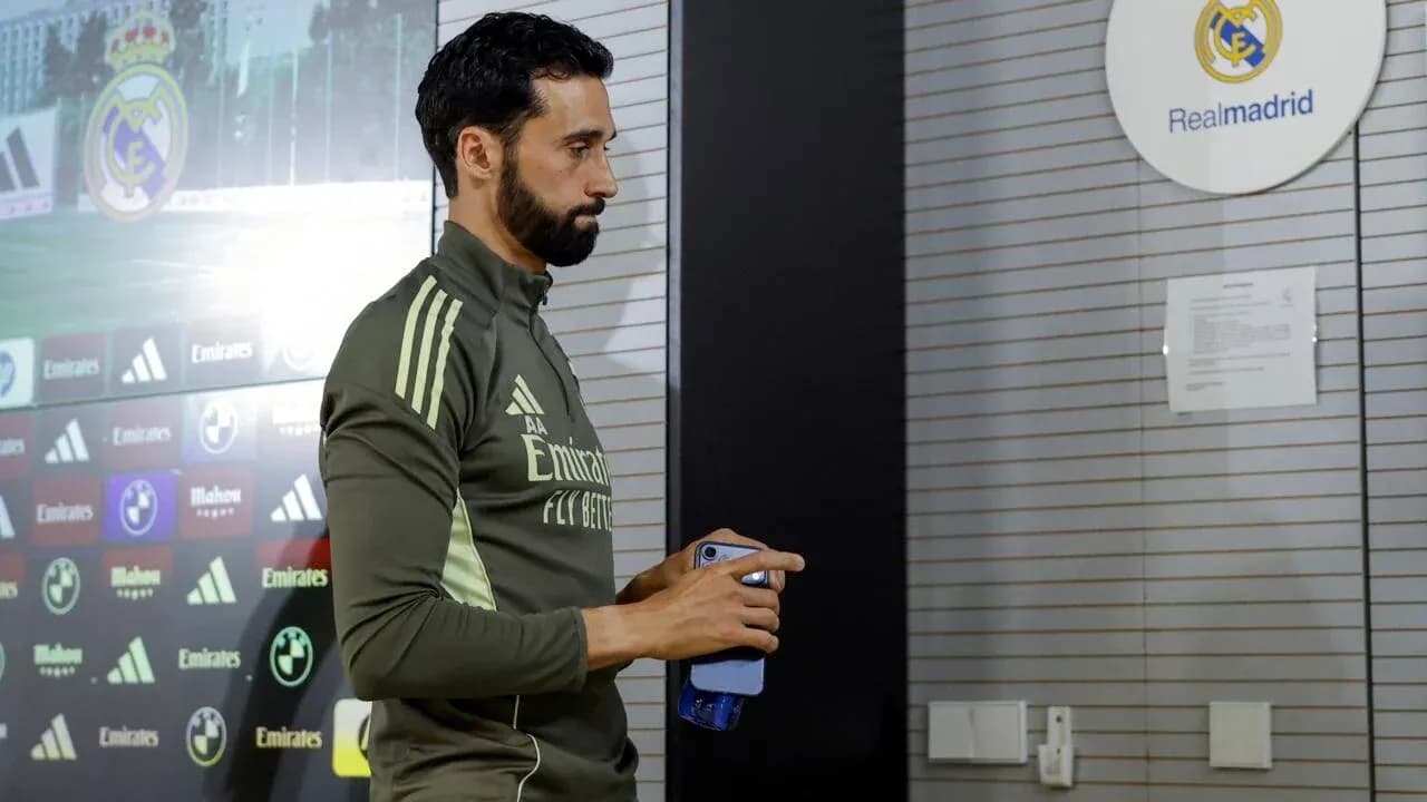 Jugador de Real Madrid entrando a sala de prensa