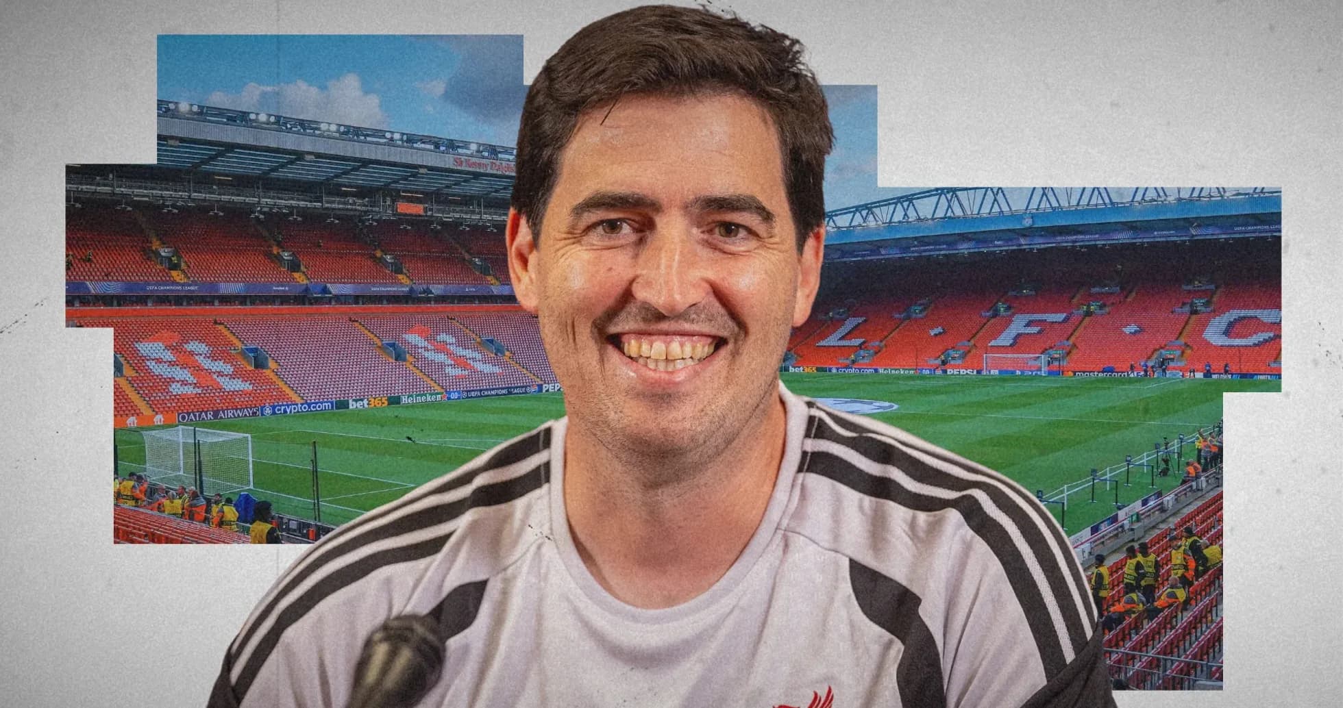 Entrenador sonriendo en el estadio Anfield