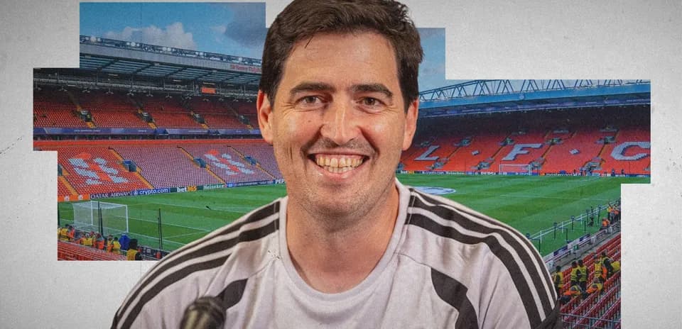 Entrenador sonriendo en el estadio Anfield