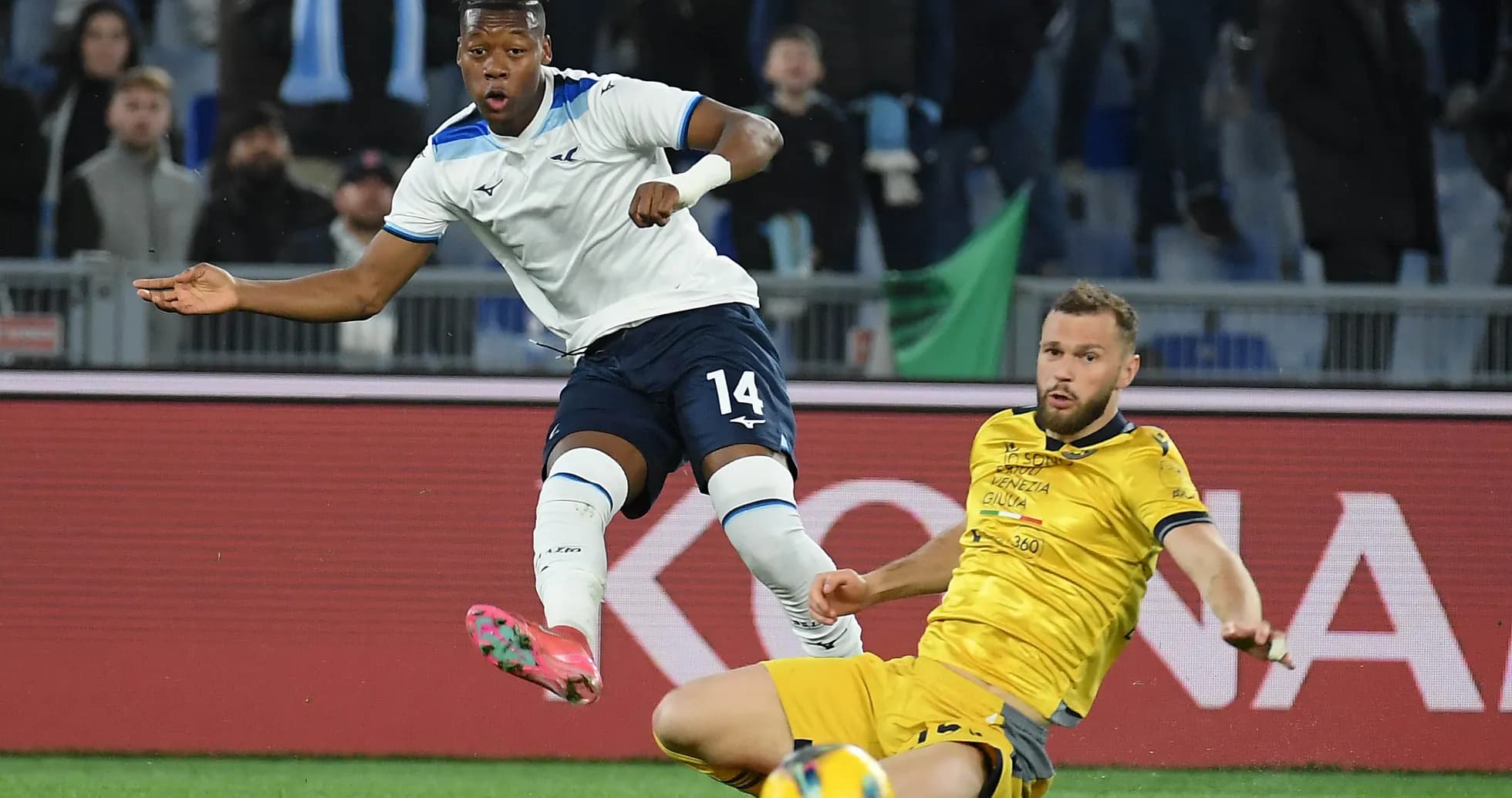 Jugador de Lazio cae tras falta en el partido