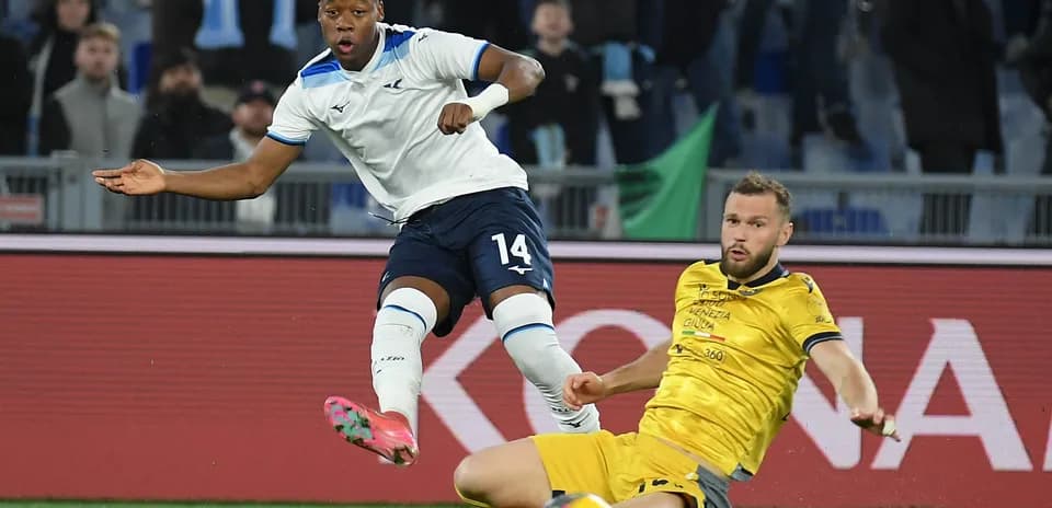 Jugador de Lazio cae tras falta en el partido