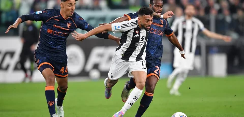 Jugador de Juventus esquivando a dos defensores