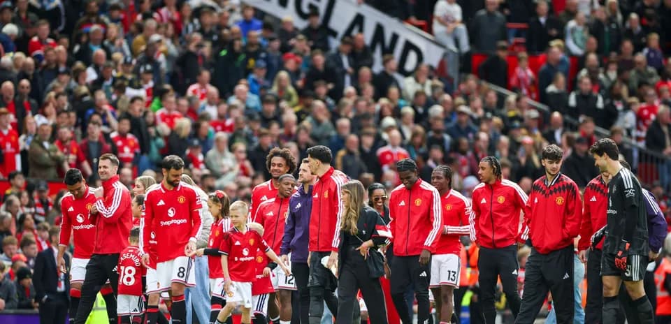 Jugadores de Manchester United ingresando al campo
