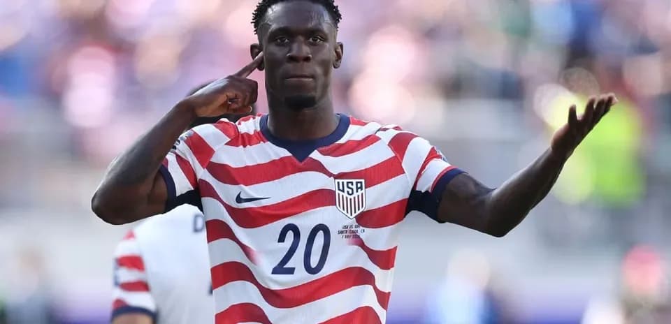 Jugador de Estados Unidos celebrando un gol en partido