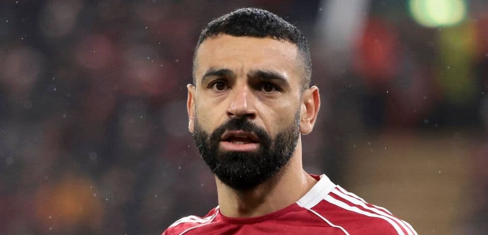 Jugador con camiseta roja en el campo de fútbol