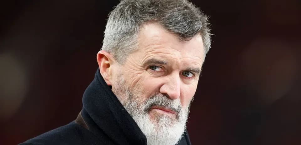 Hombre con barba canosa mirando a la cámara