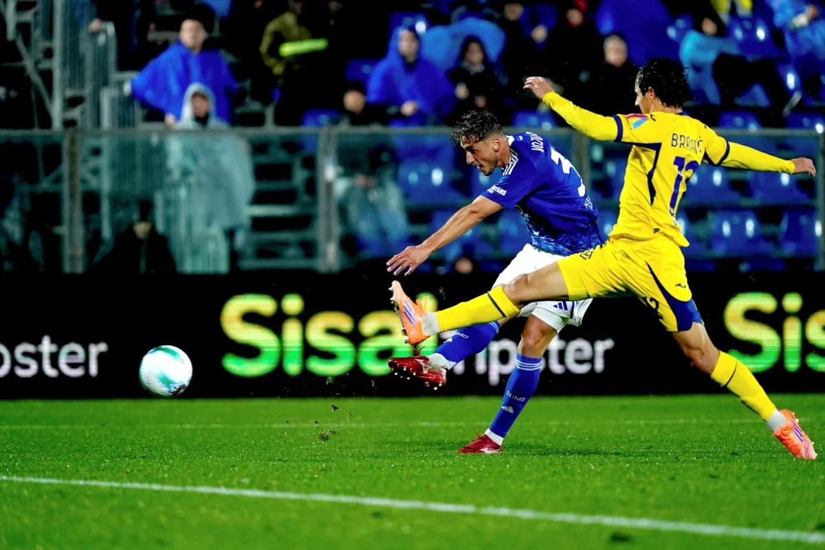 Jugador de Hellas Verona disparando a la portería